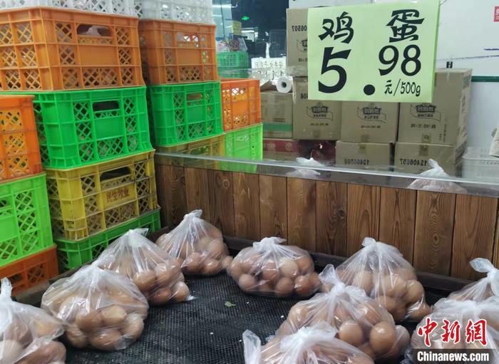 北京市西城区某超市售卖的鸡蛋。 a target='_blank' href='http://www.chinanews.com/' 中新网/a记者 谢艺观 摄