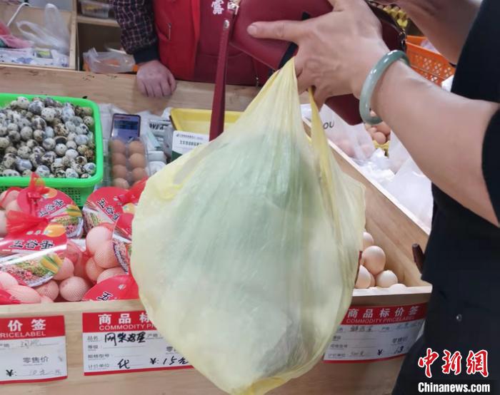 北京市西城区某菜市场售卖的鸡蛋。 a target='_blank' href='http://www.chinanews.com/' 中新网/a记者 谢艺观 摄