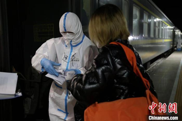 图为铁路工作人员正在核对额济纳返程旅客信息。夏亮 摄 图为铁路工作人员正在核对额济纳返程旅客信息。夏亮 摄