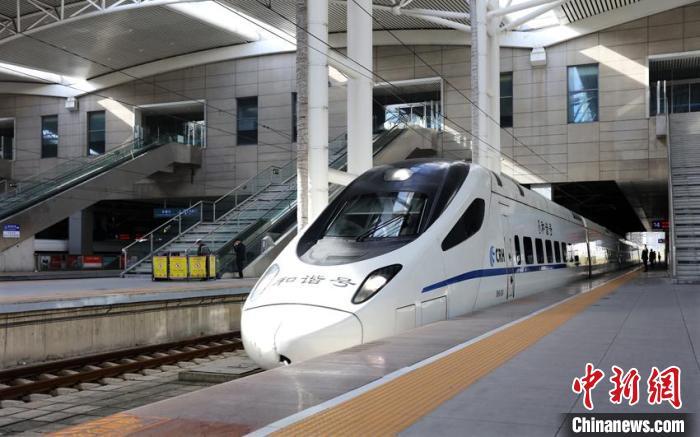 C1315/4次动车组列车从长春站始发驶向长白山站 长春站供图 C1315/4次动车组列车从长春站始发驶向长白山站 长春站供图