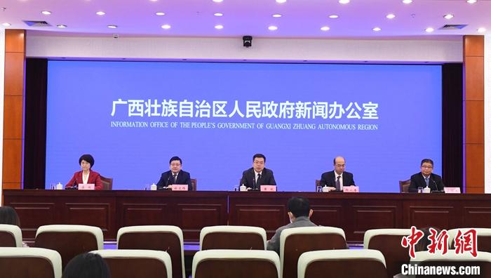 11月1日，广西壮族自治区人民政府新闻办公室在南宁市召开新闻发布会，广西壮族自治区商务厅副厅长黄毅(中)在会上表示，为用足用好RCEP(区域全面经济伙伴关系协定)规则，广西壮族自治区人民政府日前印发《广西加快对接RCEP经贸新规则若干措施》，提出将深耕东盟传统市场，拓展与日本、韩国、澳大利亚、新西兰贸易空间。 a target='_blank' href='http://www.chinanews.com/'中新社/a记者 林浩 摄