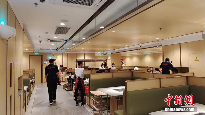 某五线城市的海底捞门店。 左雨晴 摄