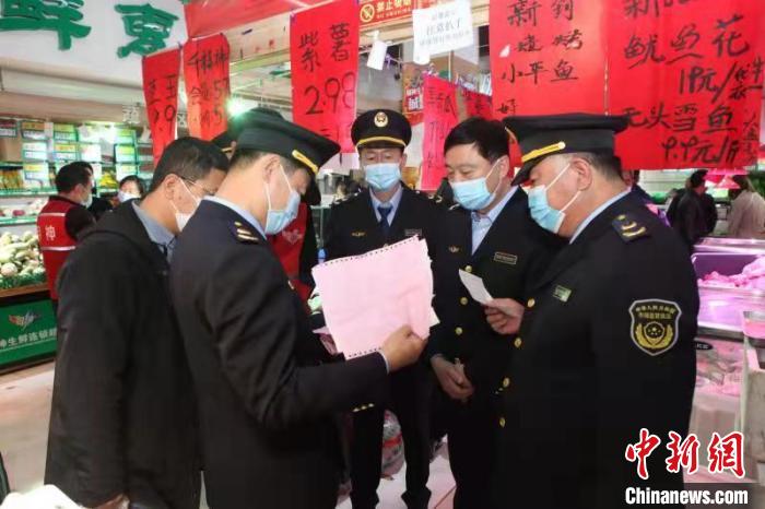 图为检查组对超市进行突击检查。呼和浩特市市场监管局供图 图为检查组对超市进行突击检查。呼和浩特市市场监管局供图