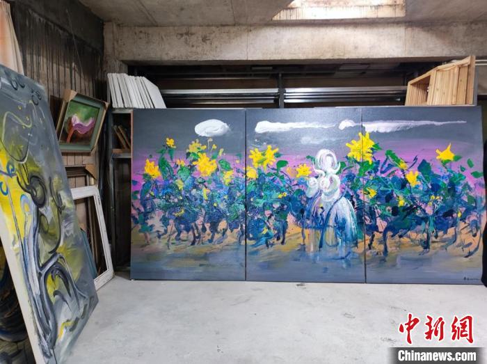 图为画家野山虎笑在洪江村的工作室。刘美伶 摄 图为画家野山虎笑在洪江村的工作室。刘美伶 摄