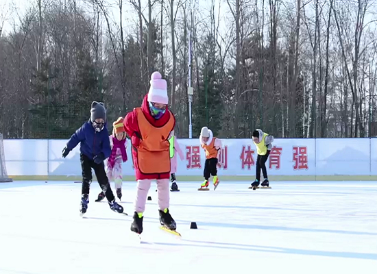 穆棱市奥林匹克体育公园冰场上的滑冰爱好者.png