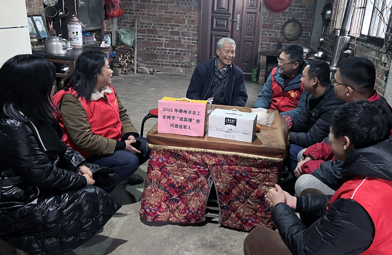 柳州市总工会志愿者为困难群众送温暖 (2).jpg