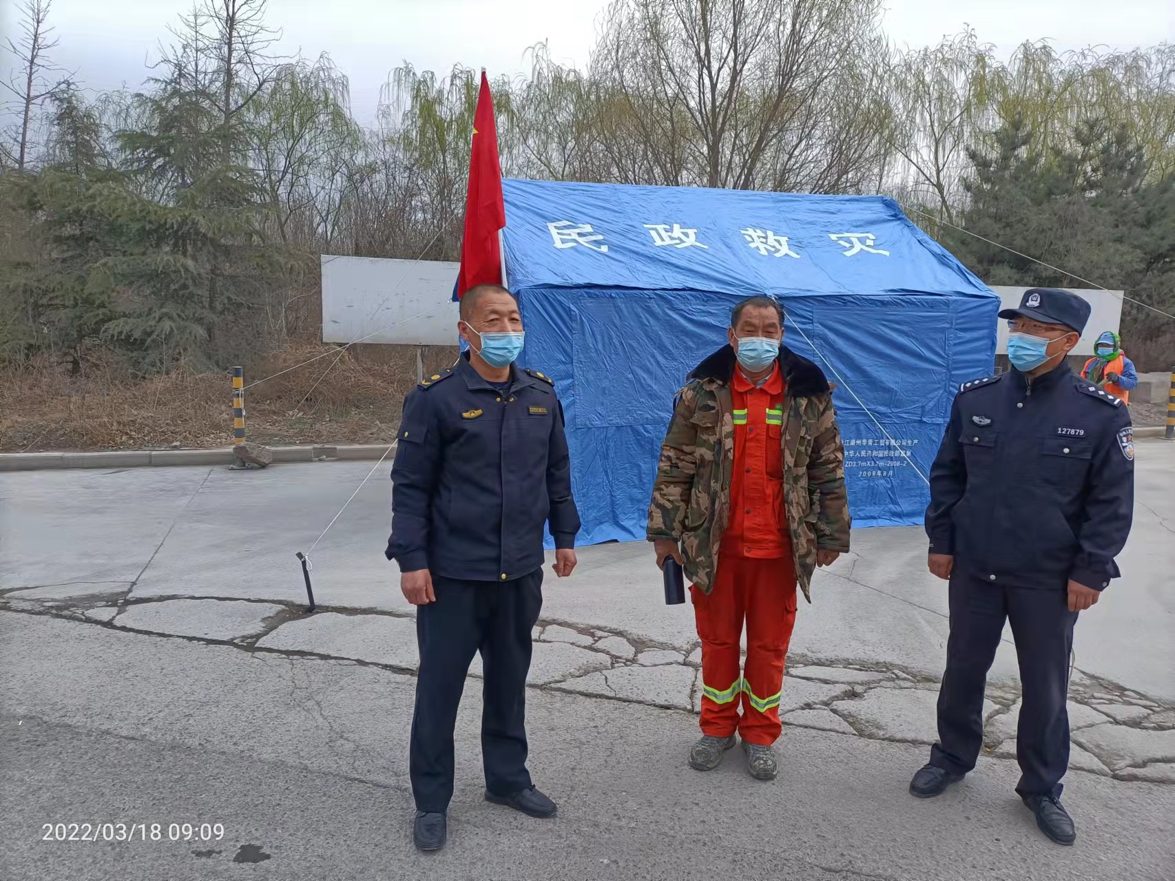 照片8  派出所与镇工作人员卡口值班.jpg