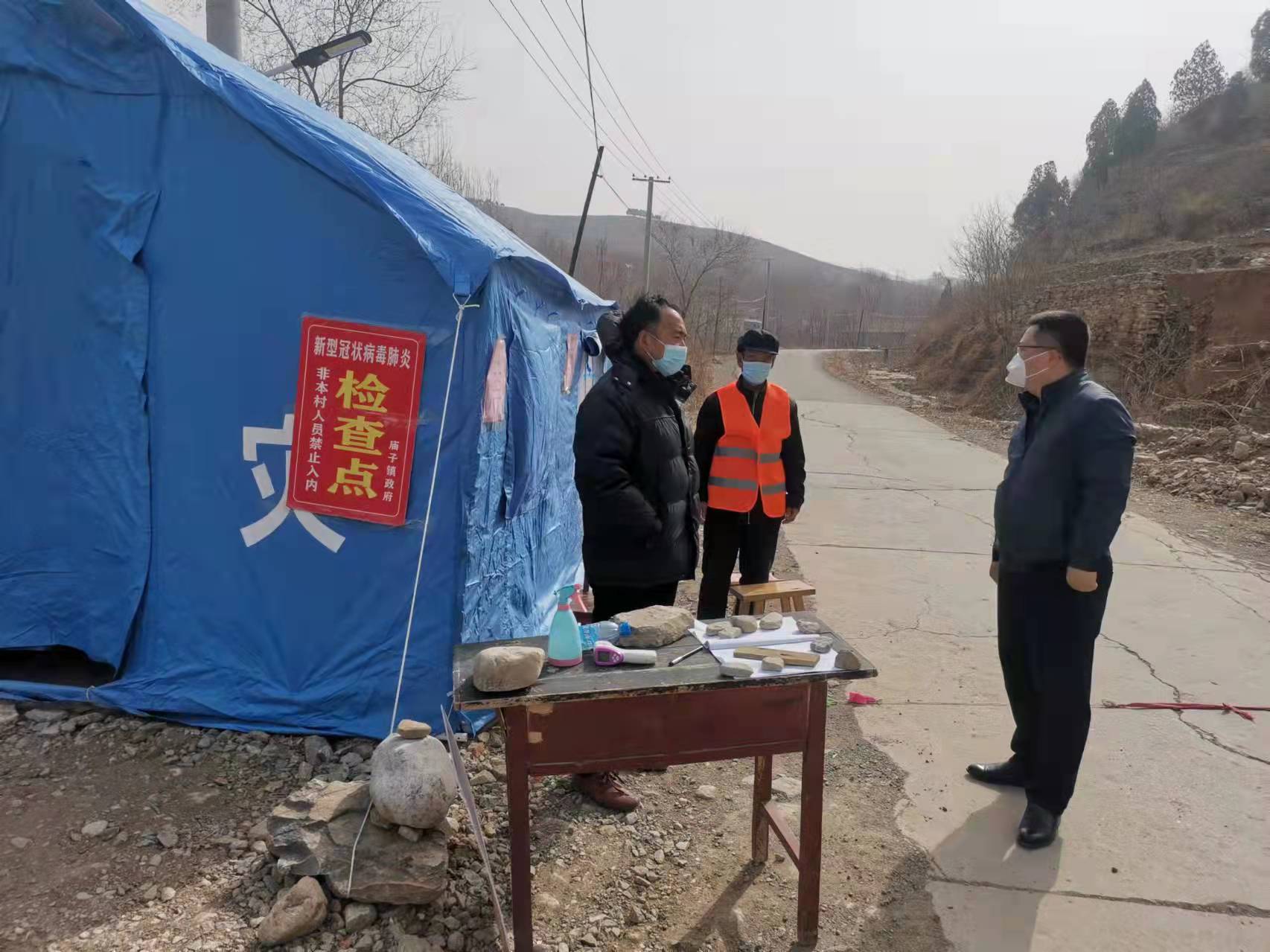 照片11  个村路口党员执勤先锋岗.jpg