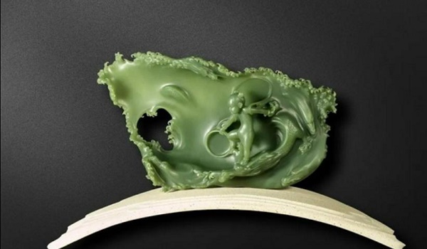 哪吒闹海——将一块形制不整的玉料,化变神奇设计之妙极为稀有.jpg