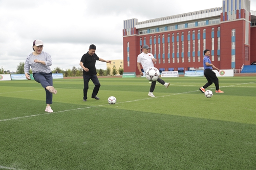 领导开球.JPG