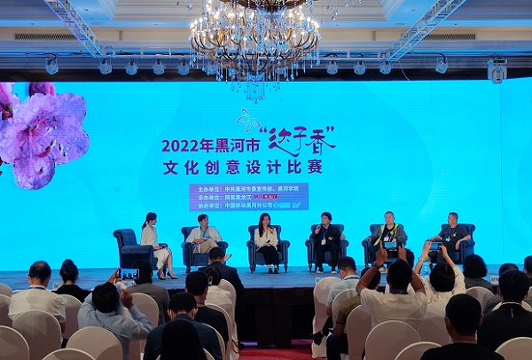 颁奖盛典结束后进行了文化创意设计论坛.jpg
