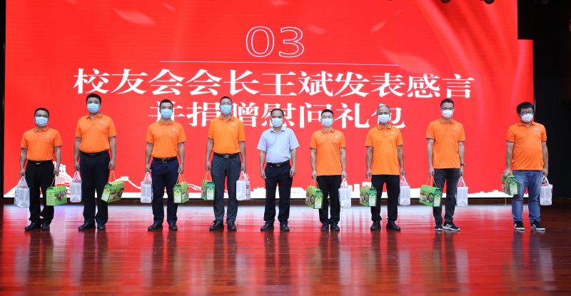 海南师范大学校友会会长王斌为志愿者发放慰问礼包.jpg