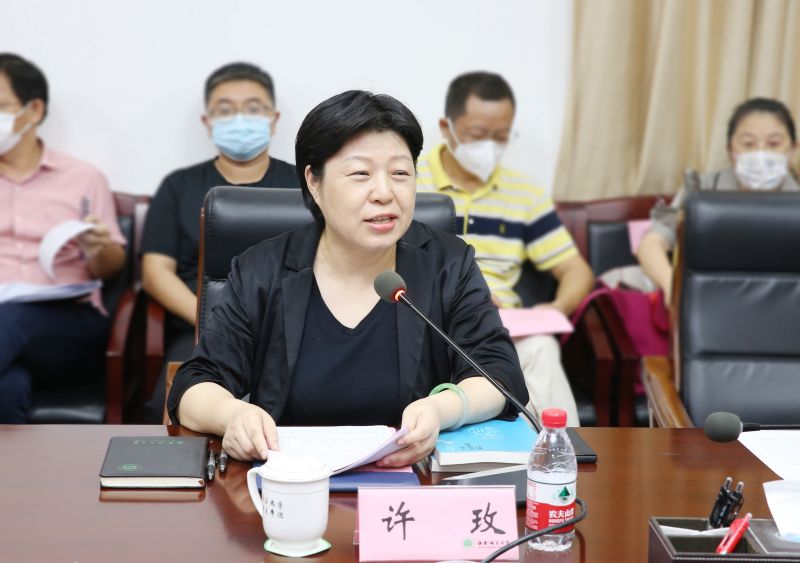 海南师范大学党委副书记（主持党委工作）许玫主持会议并发表讲话.jpg