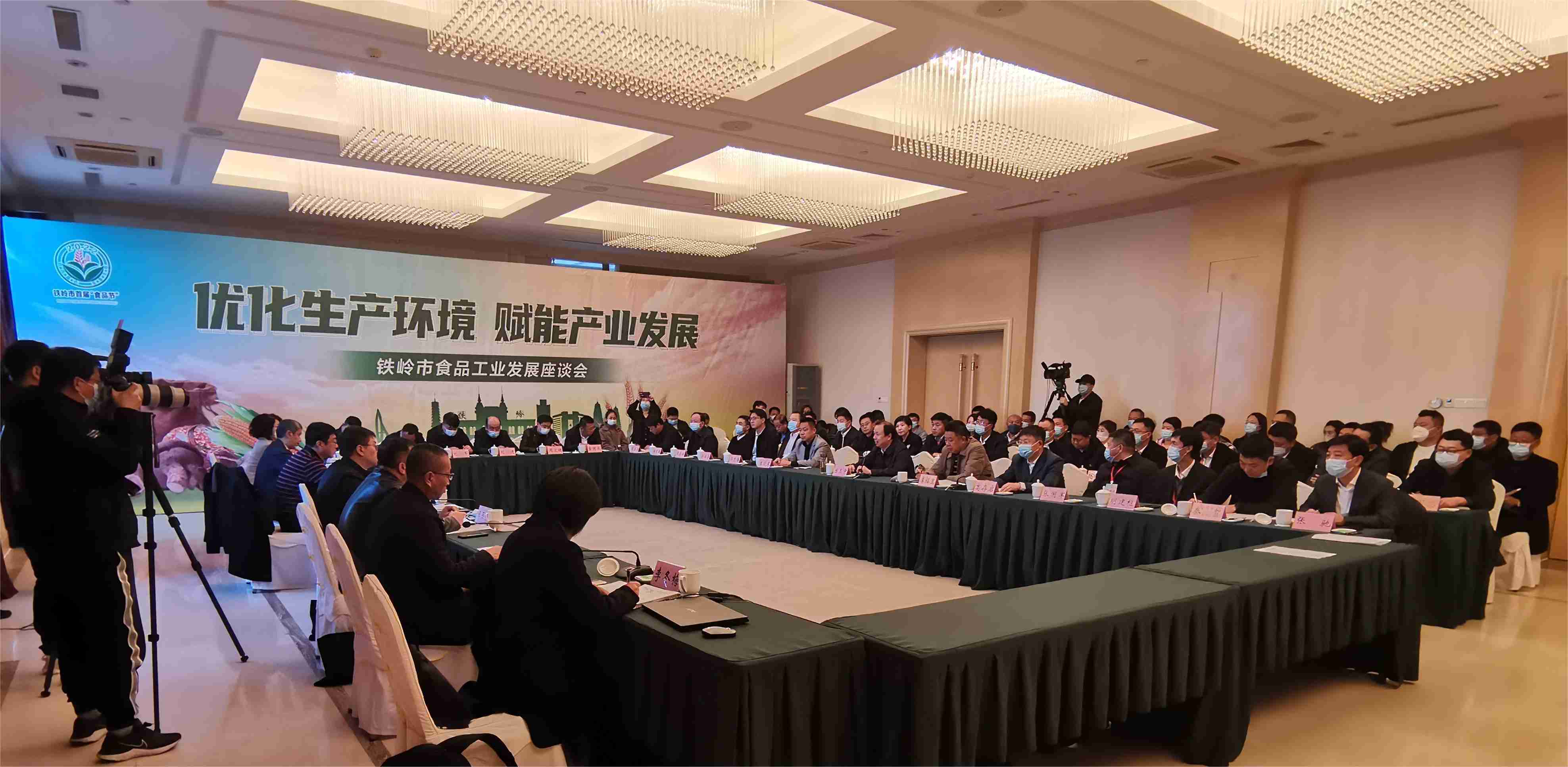 座谈会1(1).jpg 座谈会1(1).jpg