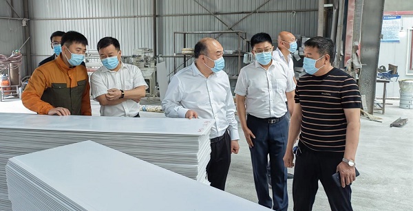 马天书记在欣程建材走访调研企业生产情况.jpg