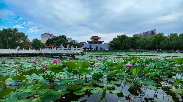 美丽的月亮湖   赵崇祥.jpg