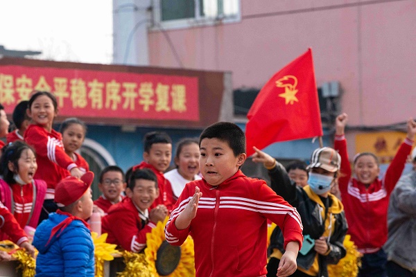 校园里处处洒满党的阳光   黄艳杰.jpg