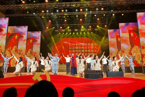 苦难辉煌读书活动汇报演出 张汉波.jpg