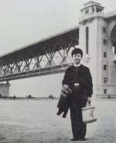 雷锋在武昌换车留影于长江大桥(1).jpg