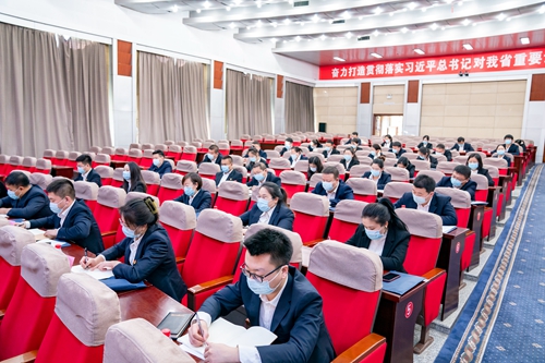 全体年轻干部认真听讲.JPG