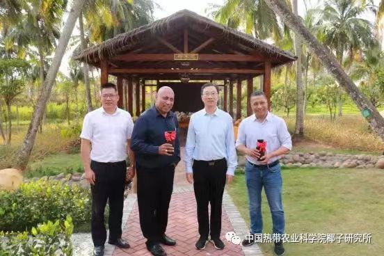 崔鹏伟书记代表热科院向Bootii Nauan部长和David Ateti Teaabo大使赠送椰雕花瓶。.jpg