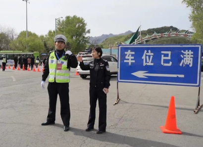 交警梨花节2).jpg