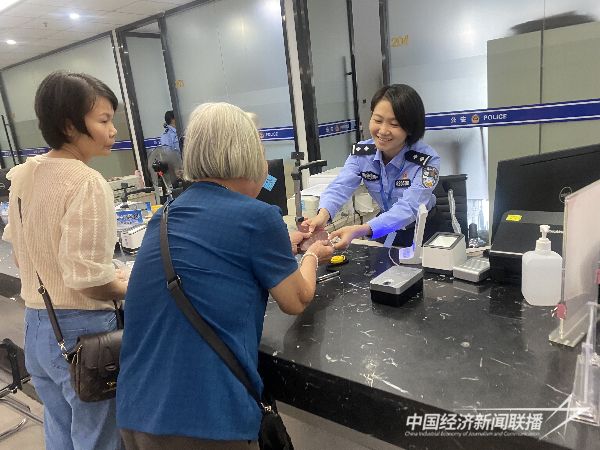 20231030  八旬老人圆了户口迁移“梦”1.jpg?v=1698651622