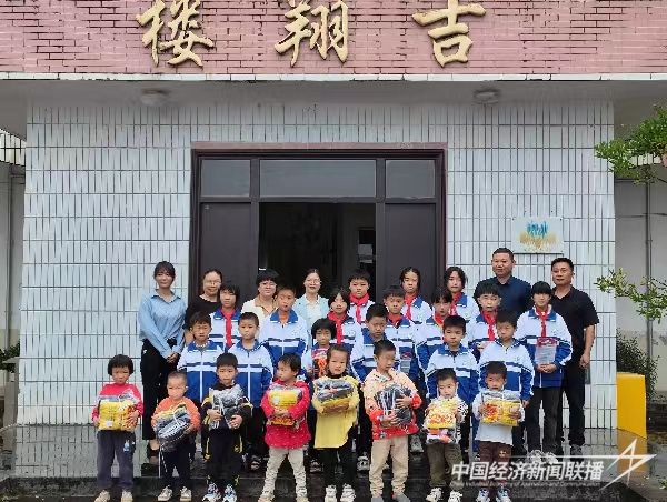 20231031  华安爱心企业捐赠助学2.jpg?v=1698737644