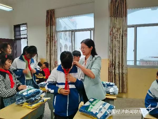 20231031 华安爱心企业捐赠助学1.jpg?v=1698737644