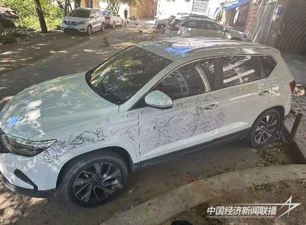 20231106 福安男子酒后在小车上乱涂鸦1.jpeg