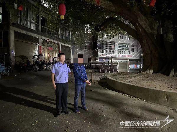 20231106 福安男子酒后在小车上乱涂鸦2.jpeg