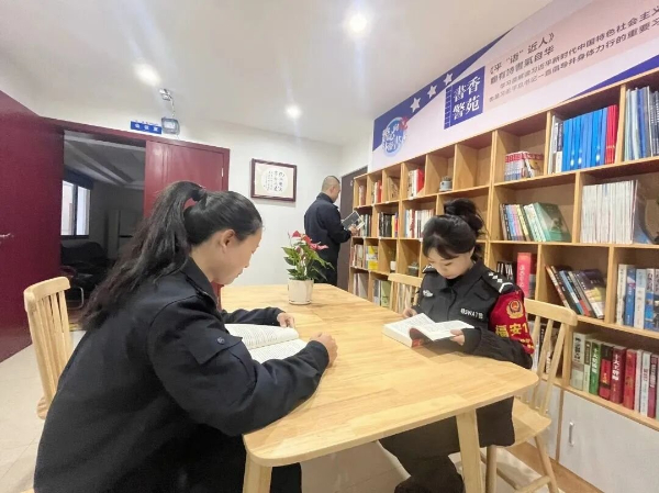 20231130  福安巡特警反恐大队与市图书馆共建警民图书流动站3.jpeg