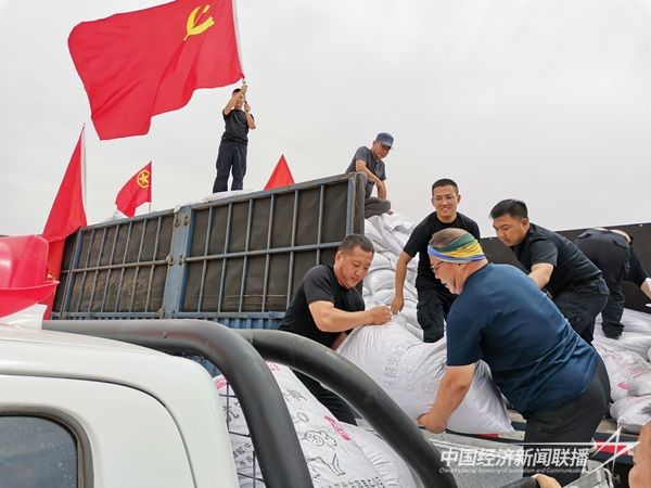 阿拉善左旗乌力吉边境派出所全体民警主动请缨，立即投入装卸、分发抗旱饲草料工作中，受到驻地党委政府和牧民群众一致好评。.jpg?v=1703828328