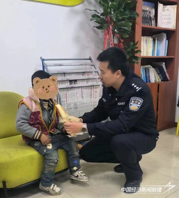 20240104  萌娃贪玩不慎迷路 “警”急助力平安归家.jpeg