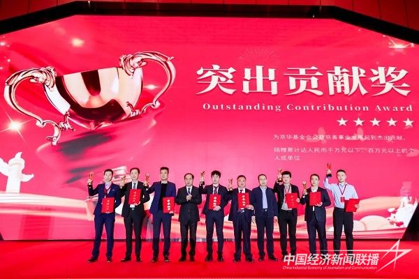 赵学刚副局长为郑武执行会长颁授“5A级社会组织”牌匾5.jpg?v=1704718177