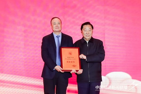 齐续春为陈春玖授牌.jpg?v=1704721685