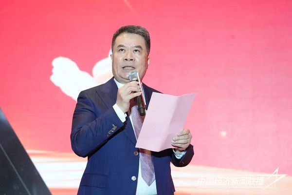 赵学刚副局长为郑武执行会长颁授“5A级社会组织”牌匾2.jpg?v=1704724774