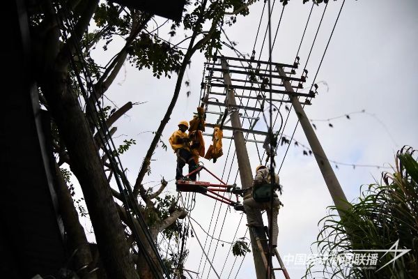 20240122 云霄供电:“小平台”开辟带电作业新方式2.jpeg