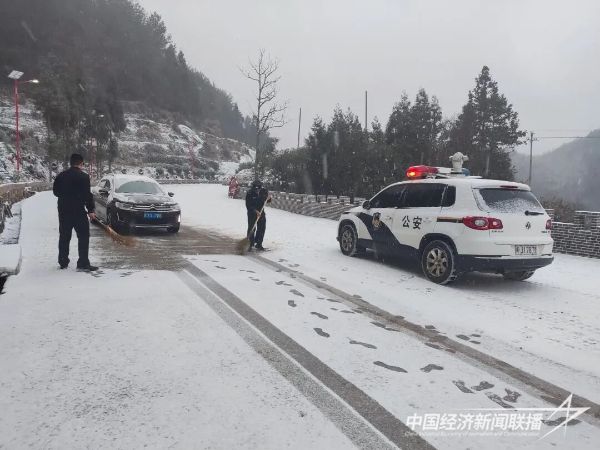 20240124  福安“雪警”保民生安全护道路畅通1.jpeg