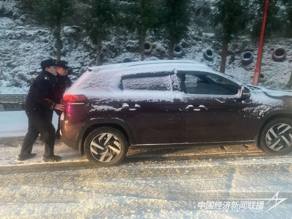 20240124  福安“雪警”保民生安全护道路畅通3.jpeg