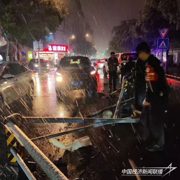 20240124  福安“雪警”保民生安全护道路畅通5.jpg?v=1706155927