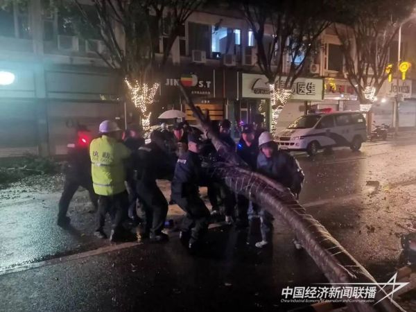 20240124  福安“雪警”保民生安全护道路畅通7.jpeg