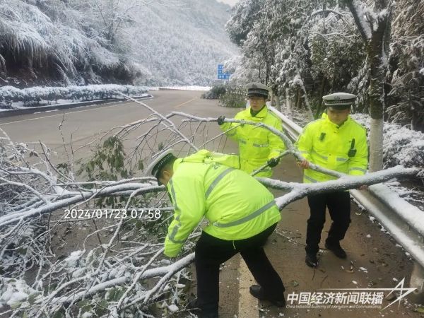 20240124  福安“雪警”保民生安全护道路畅通8.jpeg
