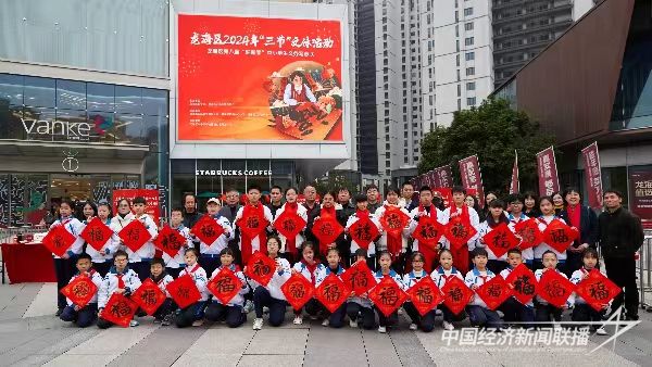 20240130  龙海区31名“小书法家”义务写春联1.jpg?v=1706678015