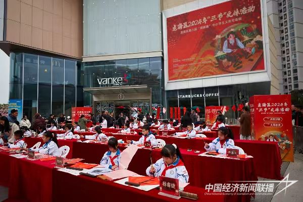 20240130 龙海区31名“小书法家”义务写春联2.jpg?v=1706678015