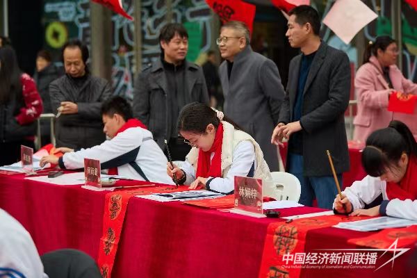 20240130 龙海区31名“小书法家”义务写春联3.jpg?v=1706678015