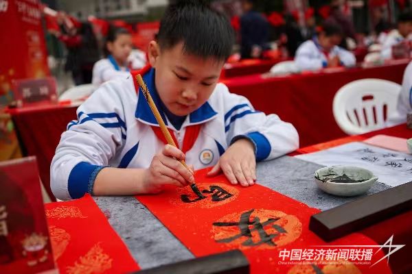 20240130 龙海区31名“小书法家”义务写春联6.jpg?v=1706678015