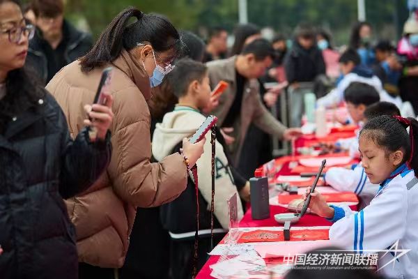 20240130 龙海区31名“小书法家”义务写春联5.jpg?v=1706678015