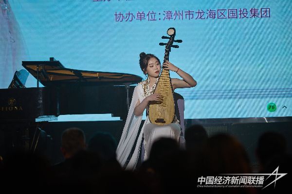 20240219  龙海：女大学生许悦在石码后港古街举办独唱音乐会3.jpeg