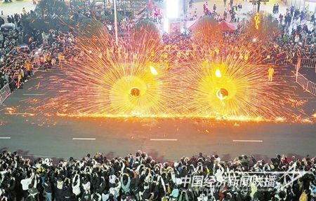 2月10日,信丰县文化公园的打铁花非遗民俗表演动感十足.jpg?v=1708349014